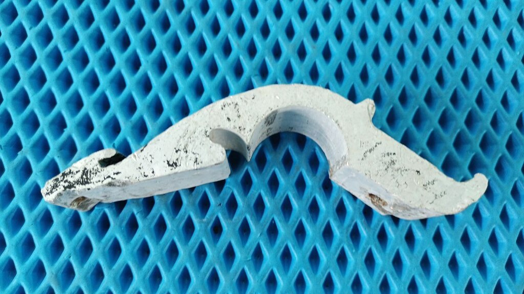 кронштейн заднего крыла б/у \ одна часть - 3